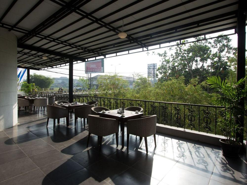 D'Salvatore Boutique Hotel Yogyakarta Maguwo Exterior photo