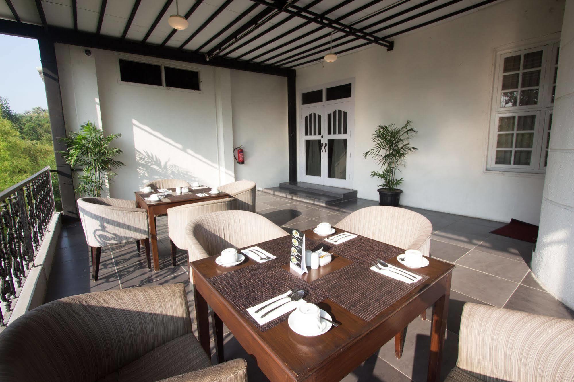 D'Salvatore Boutique Hotel Yogyakarta Maguwo Exterior photo
